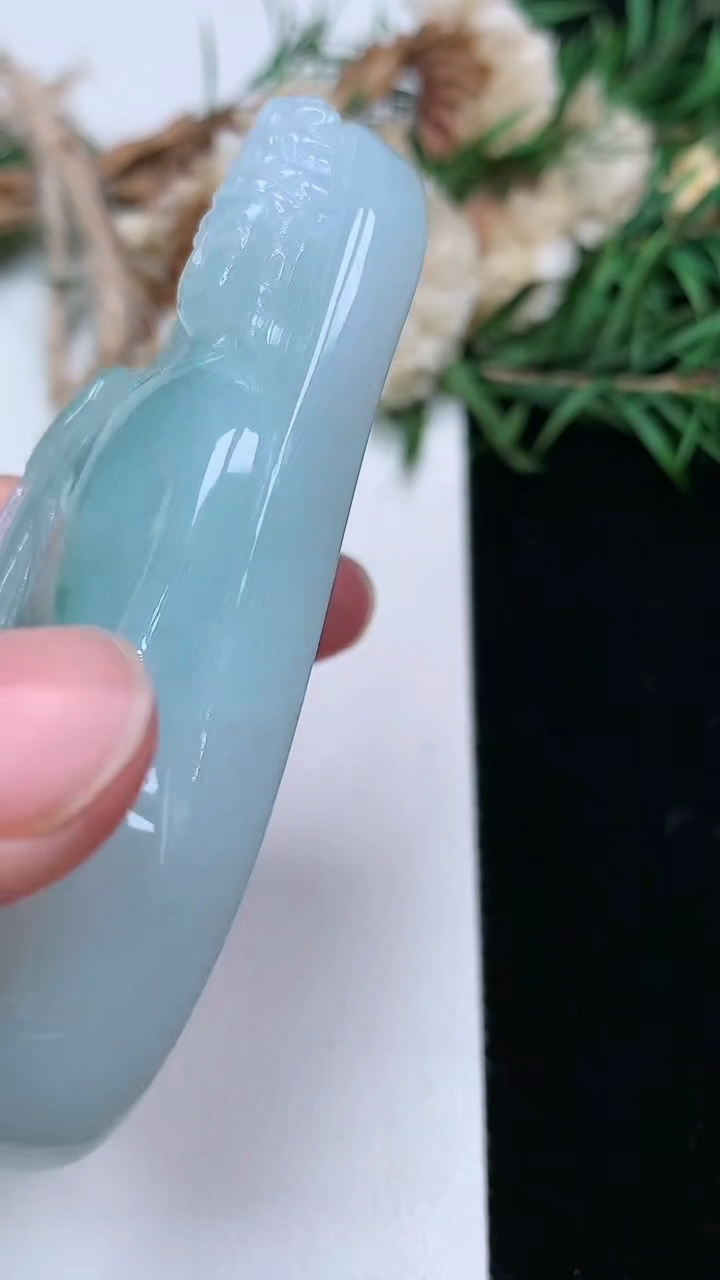 天然A货翡翠飘花素衣观音吊坠，尺寸68.6-36-11.3，重量:56.97g
3月17日