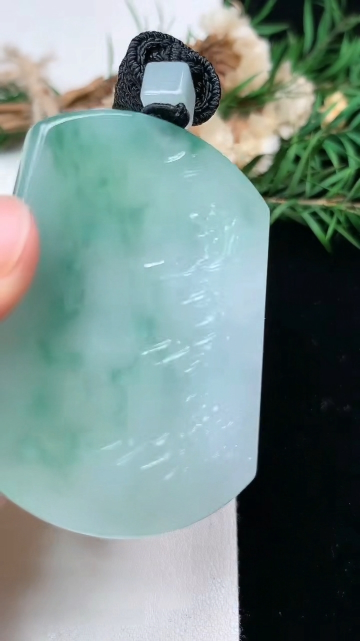 天然A货翡翠山水观音菩萨吊坠，尺寸51.7-38.8-5.5，重量:32.54g
3月17日