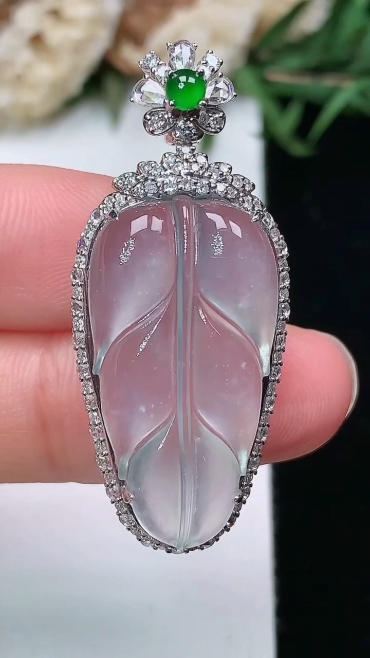 天然A货翡翠白冰金枝玉叶 叶子吊坠，尺寸38.6-16.5-8.4，裸石25.6-13.9，重量:4