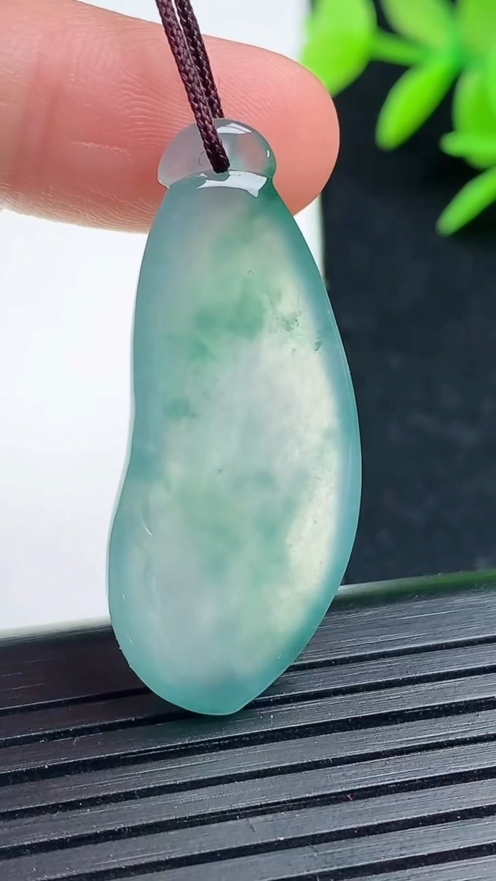 天然A货翡翠冰种飘花福瓜吊坠尺寸36.9-15.8-6.2重量:6.72g
3月17日