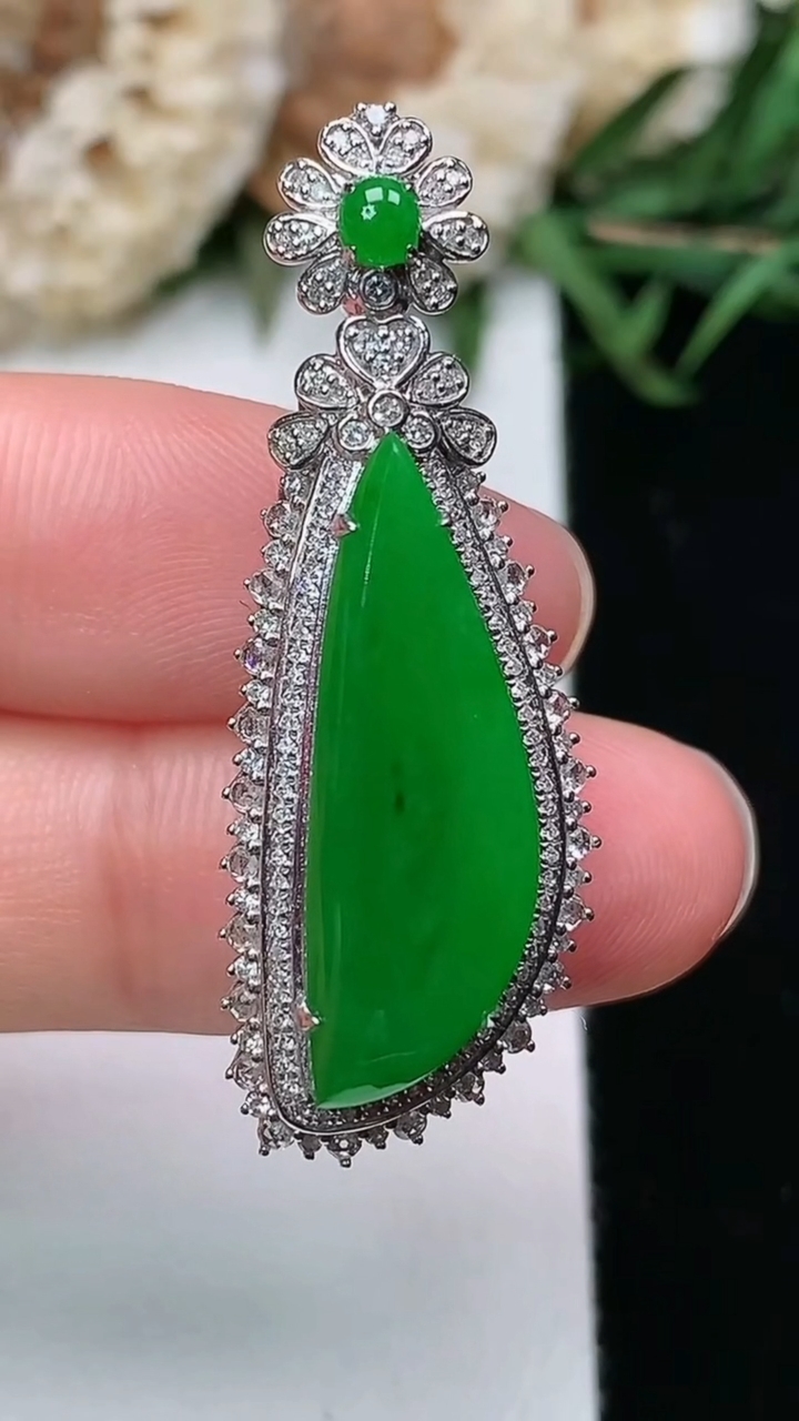 天然A货翡翠随形吊坠，尺寸38-13-11.3，裸石23.6-8，重量:5.24g
3月17日