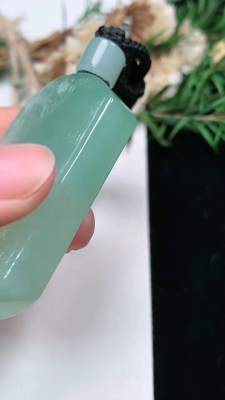 天然A货翡翠仿古无事牌吊坠，尺寸51.8-37.7-10.7，重量:61.73g
3月17日