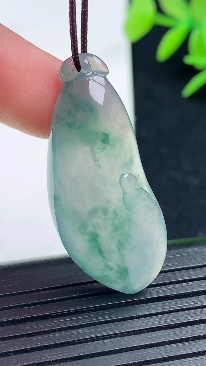 天然A货翡翠冰种飘花福瓜吊坠尺寸36.9-15.8-6.2重量:6.72g
3月17日