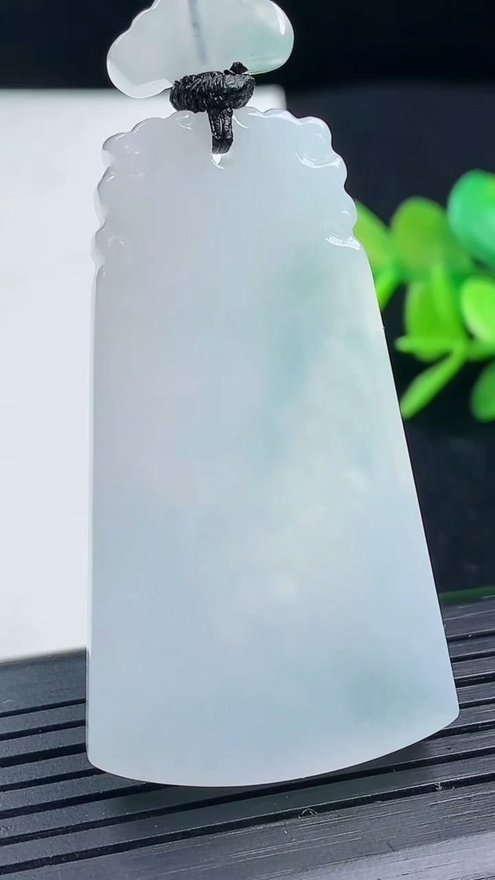 天然A货翡翠牌吊坠尺寸51.4-29-5.6重量:26.63g
3月17日