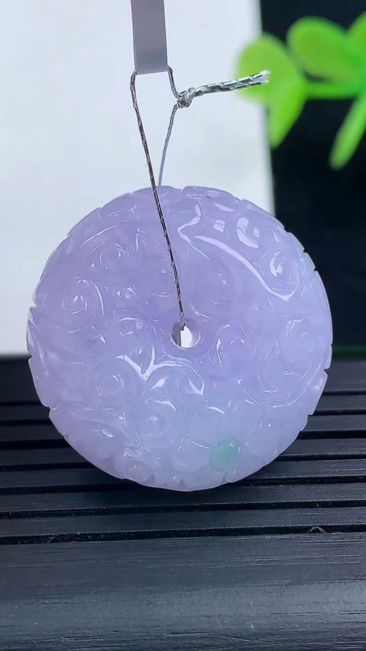 天然A货翡翠春带彩紫罗兰雕花平安扣吊坠尺寸26.3-10.3重量:14.58g
3月17日