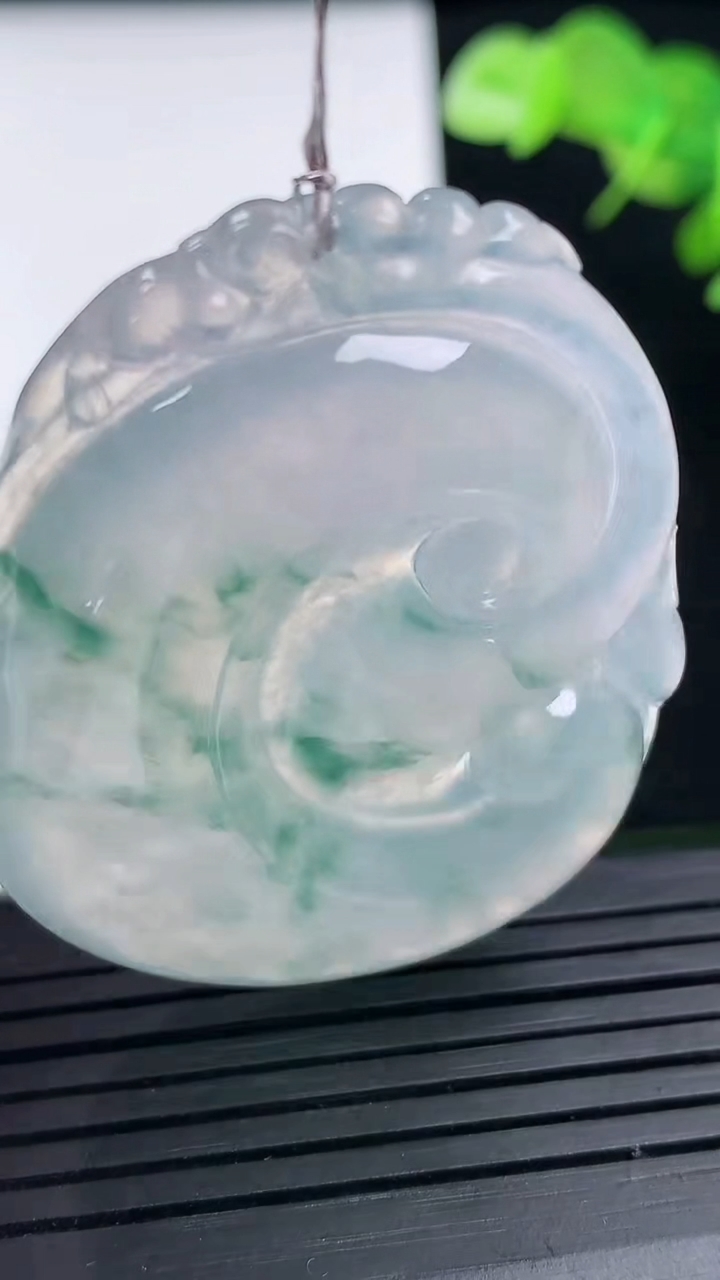 天然A货翡翠种飘花如意吊坠尺寸48-36.7-5.4重量:19.21g
3月17日