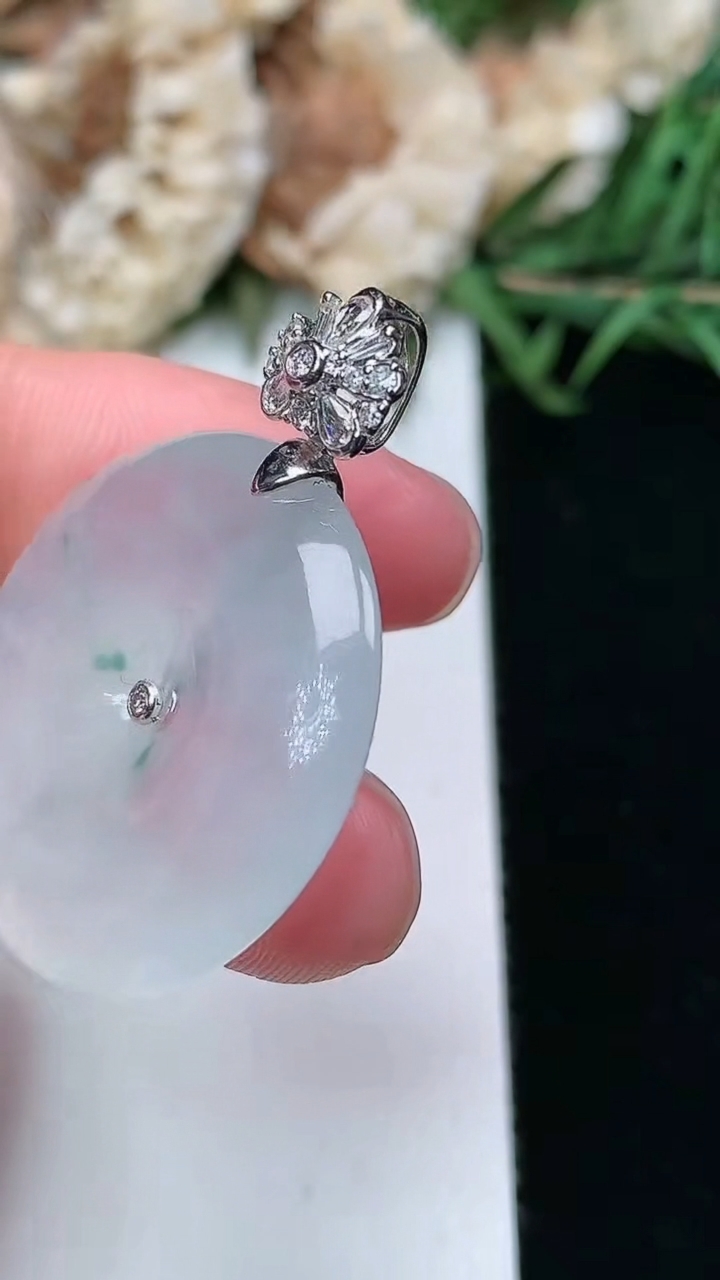 天然A货翡翠平安扣吊坠，尺寸26.5-5.8，重量:9.02g
3月17日