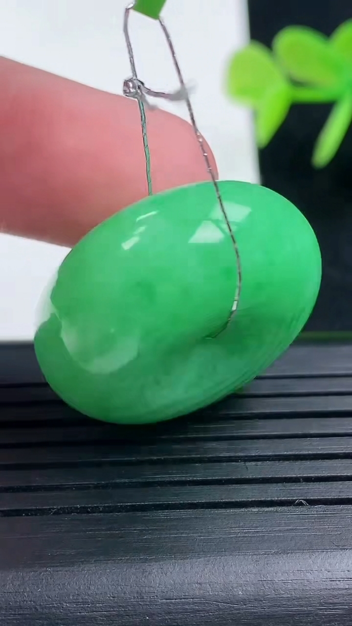 天然A货翡翠平安扣吊坠尺寸26.9-11.9重量:19.21g
3月17日