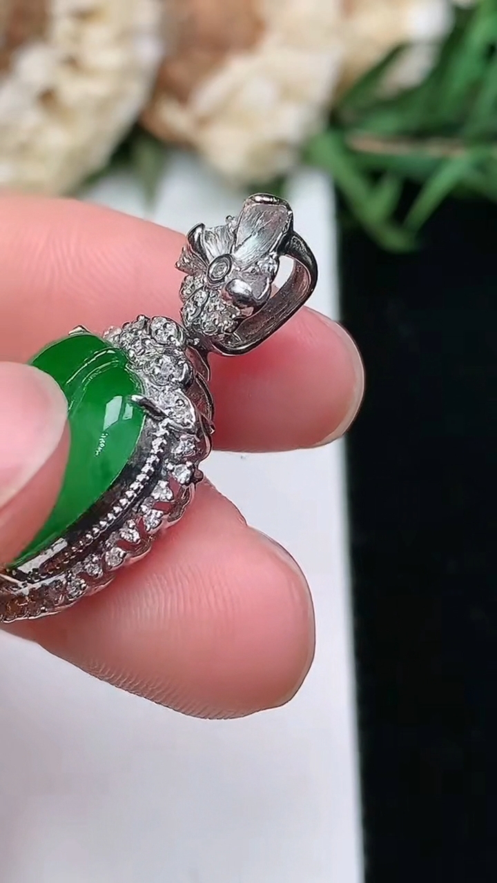 天然A货翡翠金枝玉叶 叶子吊坠，尺寸28.3-14.7-7.6，裸石15-11.7，重量:4.11g
3月17日