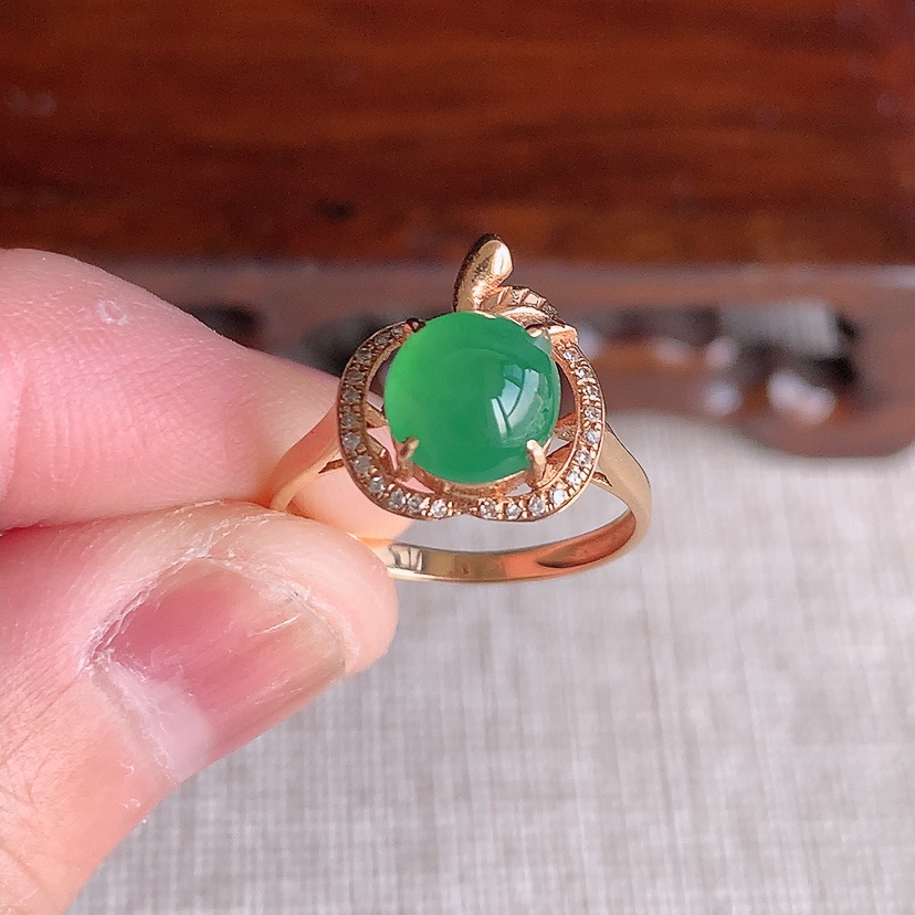 天然A货翡翠18K金伴钻镶嵌满绿蛋面戒指 圈口16.2裸石
尺寸7-6.7mm 重量1.72g 03