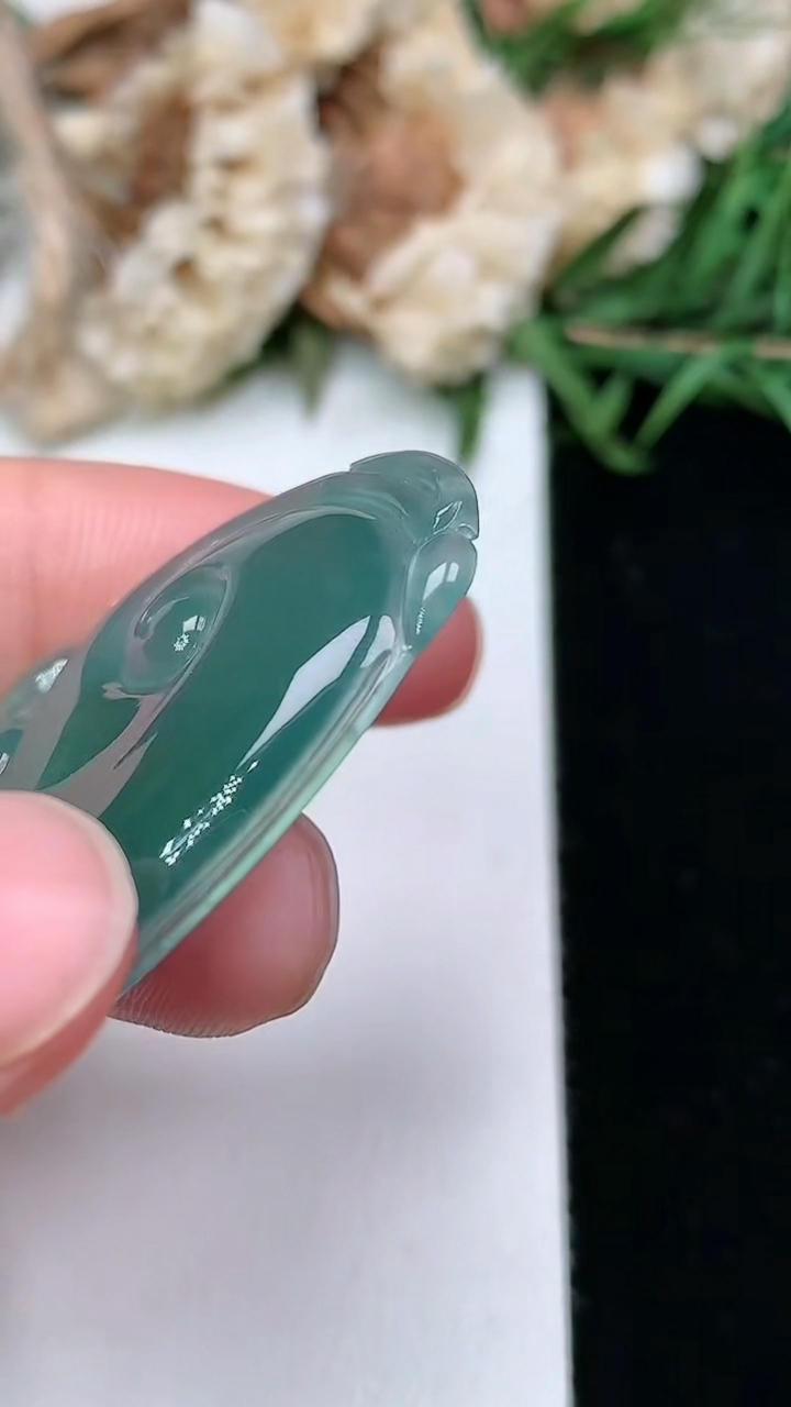 天然A货翡翠蓝水如意吊坠，尺寸40.5-25.2-3.8，重量:7.25g
3月17日