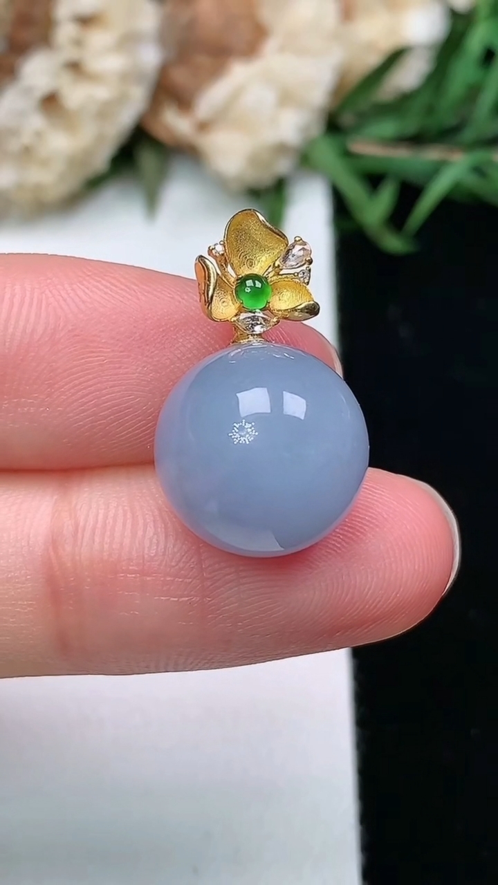 天然A货翡翠k金紫罗兰圆珠吊坠，尺寸12.6，重量:3.89g3月17日
工厂直销收藏佳品,种好水足