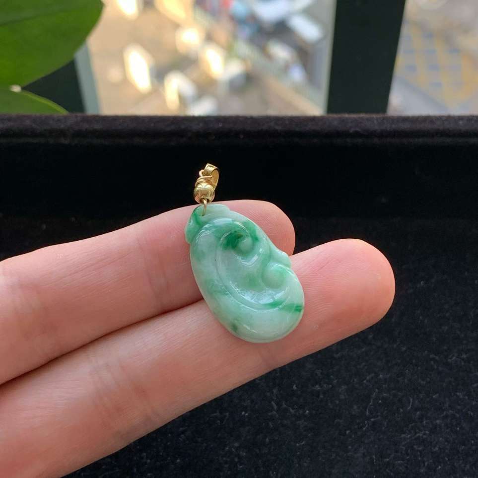 A货天然翡翠冰糯种925银飘绿如意吊坠重量3.73
3月17日
