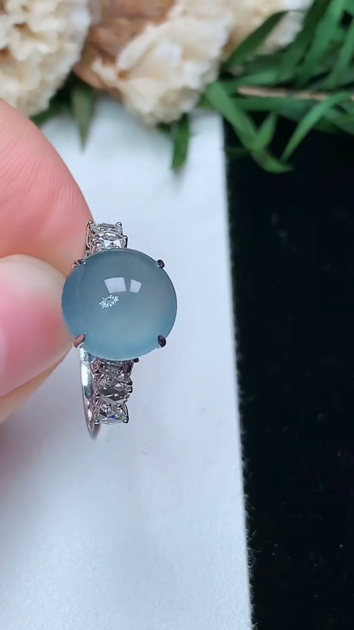 天然A货翡翠蓝水蛋面戒指，尺寸17.3-9.4，重量:2.66g2026年3月17日
工厂直销收藏佳品,种好水足，色泽均匀，有种有色，上手高大气！