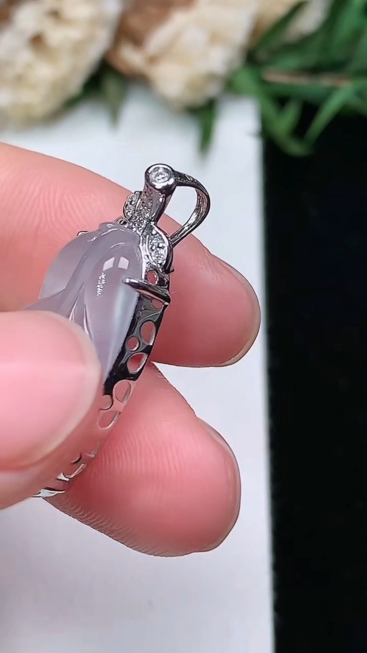 天然A货翡翠白冰金枝玉叶 叶子吊坠，尺寸21.5-12.2-6.3，重量:2.69g
3月17日