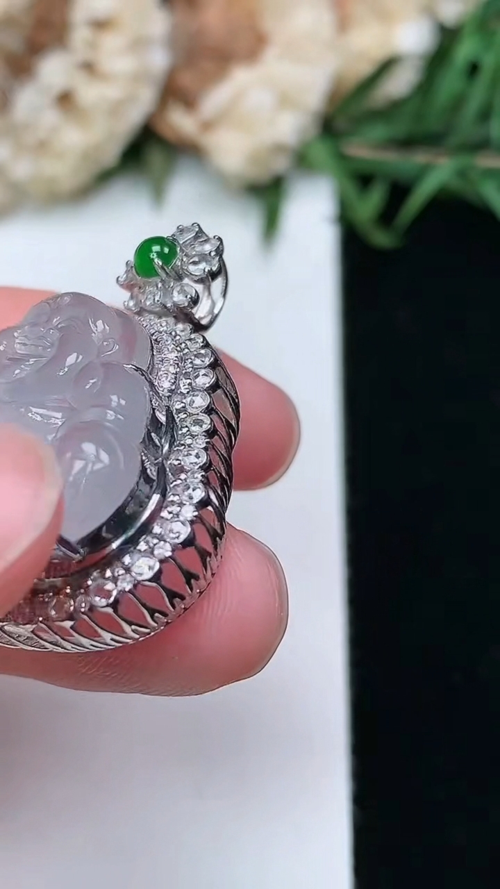 天然A货翡翠白冰佛公吊坠，尺寸31.2-27.9-12，裸石17.8-24.3，重量:6.51g
3月17日