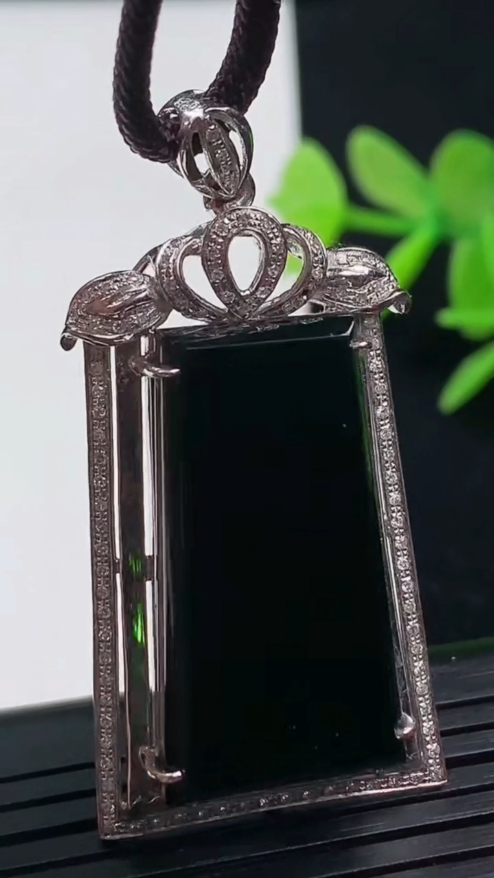 天然A货翡翠18K金墨翠无事牌吊坠尺寸38.5-22.5-9.2裸石28.4-15.2重量:10.86g
3月17日