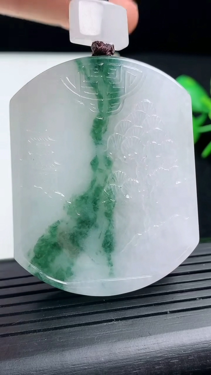 天然A货翡翠牌吊坠尺寸52.6-42.2-8.5重量:56.48g
3月17日