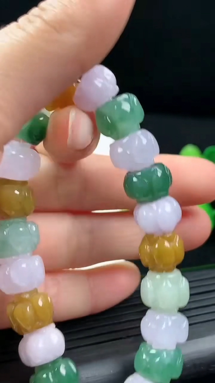 天然A货翡翠三彩莲花手串尺寸10-8重量:34.95g3月17日
工厂直销收藏佳品,种好水足，色泽均匀，有种有色，上手高大气！