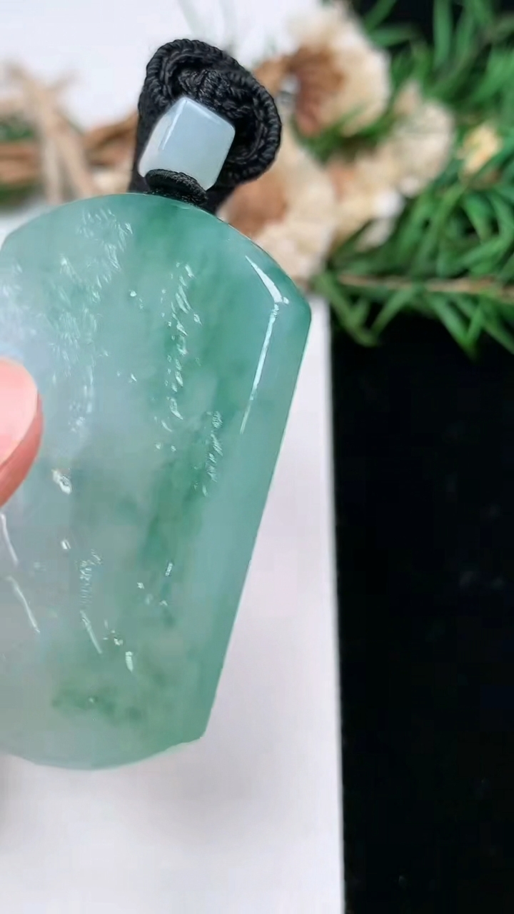 天然A货翡翠山水观音菩萨吊坠，尺寸51.7-38.8-5.5，重量:32.54g
3月17日