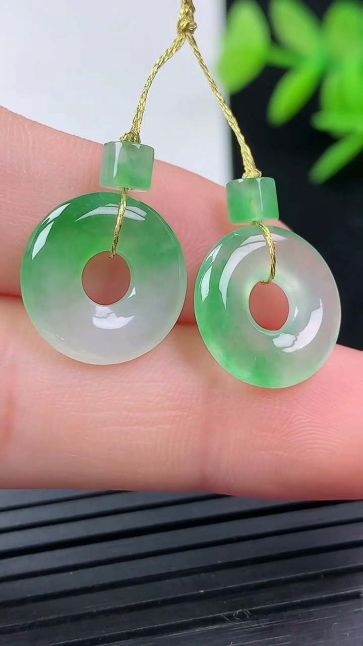 天然A货翡翠平安扣吊坠一对尺寸12.7-2.6重量:2.08g
3月17日