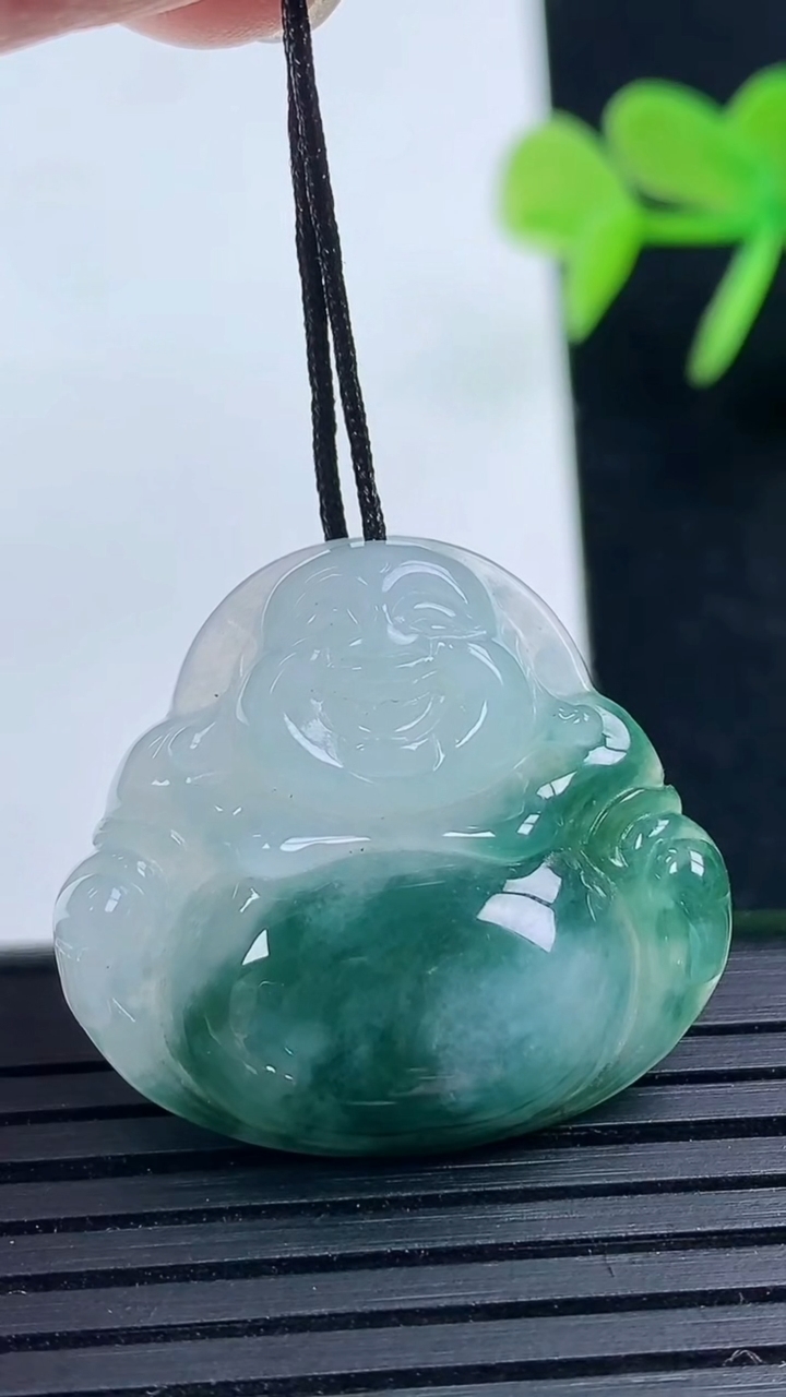 天然A货翡翠飘花佛公吊坠尺寸25.6-27.8-5.8重量:6.77g
3月17日