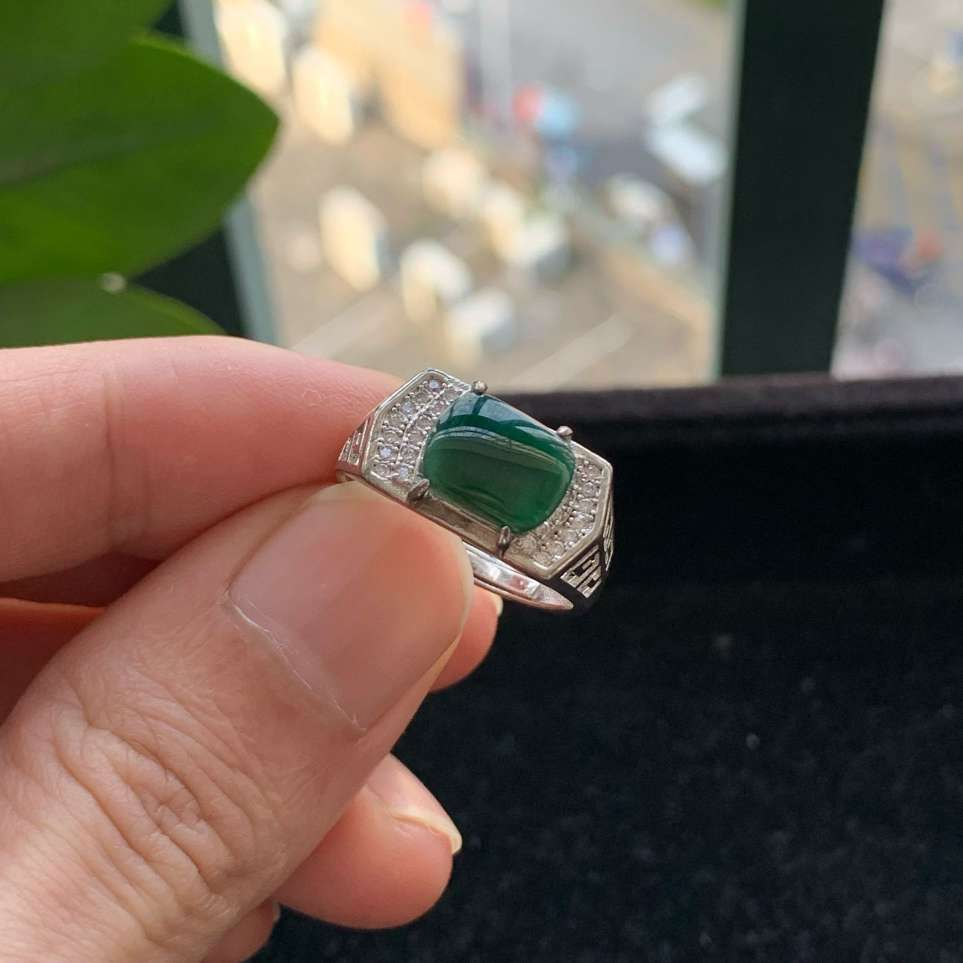 A货天然翡翠冰糯种925银活口满绿戒指重量3.15
3月17日