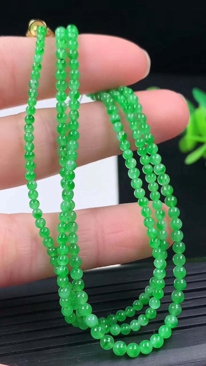天然A货翡翠小米珠项链尺寸2-233颗重量:6.31g3月17日
工厂直销收藏佳品,种好水足，色泽均匀，有种有色，上手高大气！