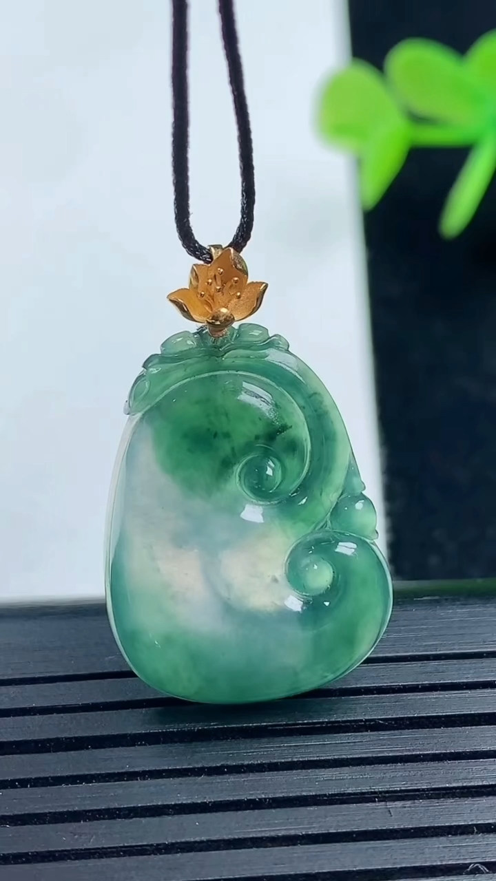 天然A货翡翠种飘花如意吊坠尺寸24.5-17.8-3.6重量:3.36g
3月17日