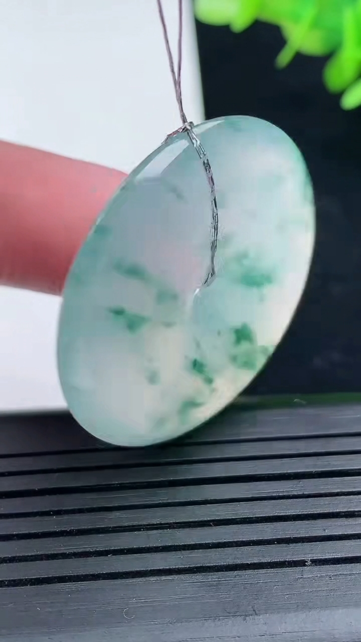 天然A货翡翠种飘花平安扣吊坠尺寸34.6-5.7重量:15.15g
3月17日