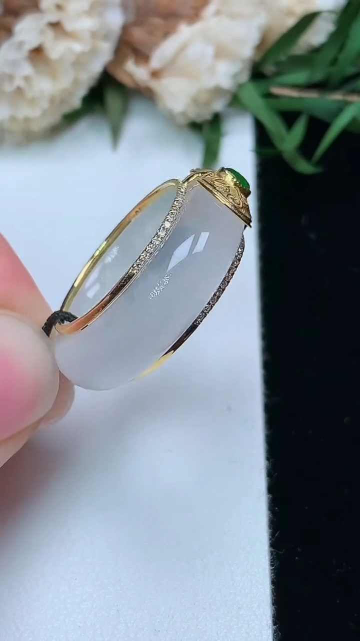 天然A货翡翠指环戒指，尺寸16.8-6.4-3.6，重量:5.36g2026年3月17日
工厂直销收藏佳品,种好水足，色泽均匀，有种有色，上手高大气！