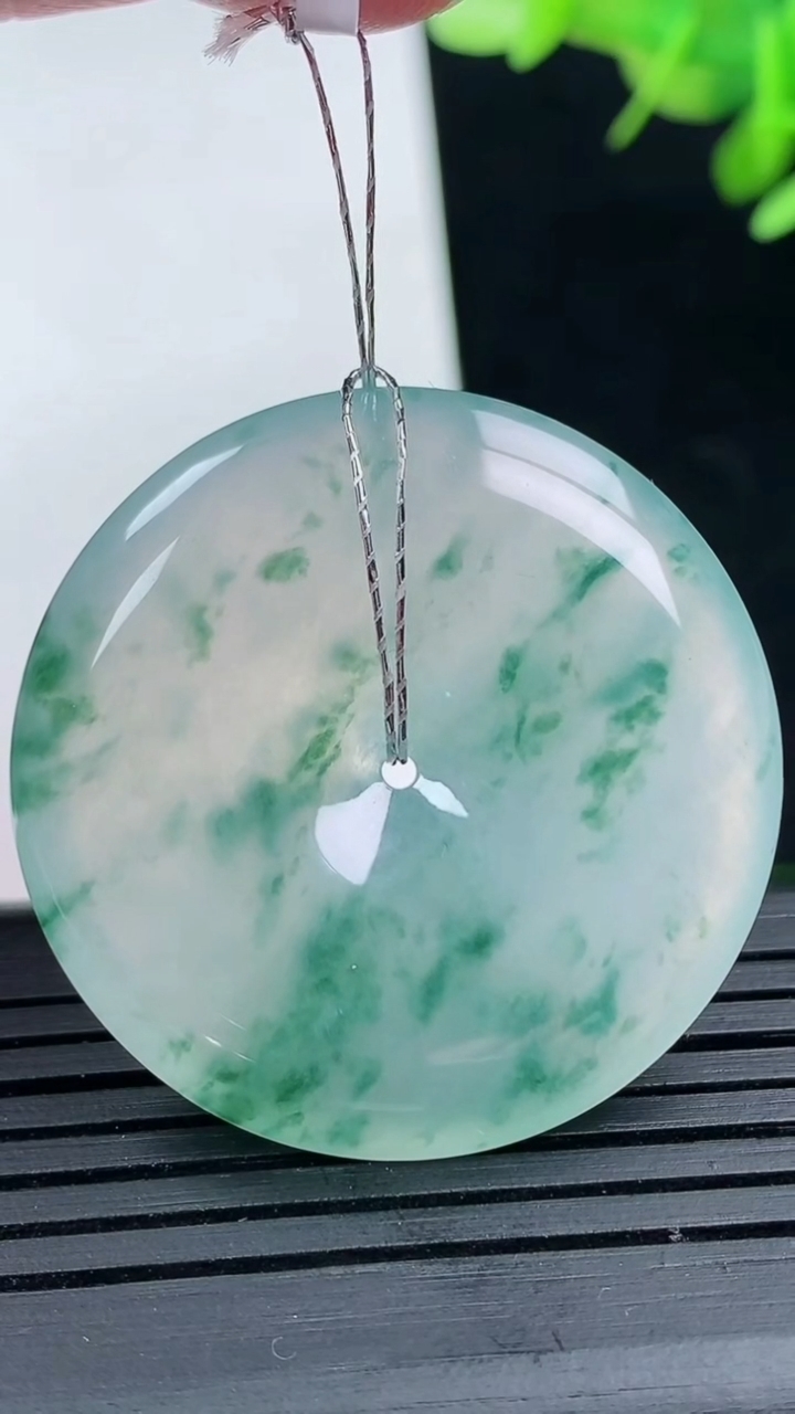 天然A货翡翠种飘花平安扣吊坠尺寸34.6-5.7重量:15.15g
3月17日