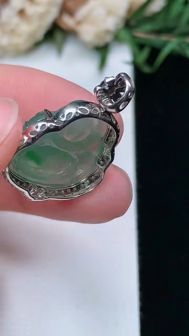 天然A货翡翠佛公吊坠，尺寸25-20.3-6.4，裸石15.6-18，重量:3.15g
3月17日