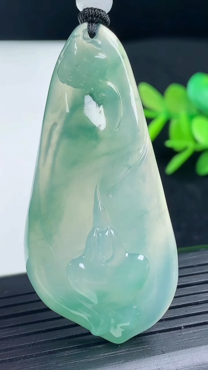 天然A货翡翠无相观音吊坠尺寸57.5-28.4-6.7重量:20.89g
3月17日