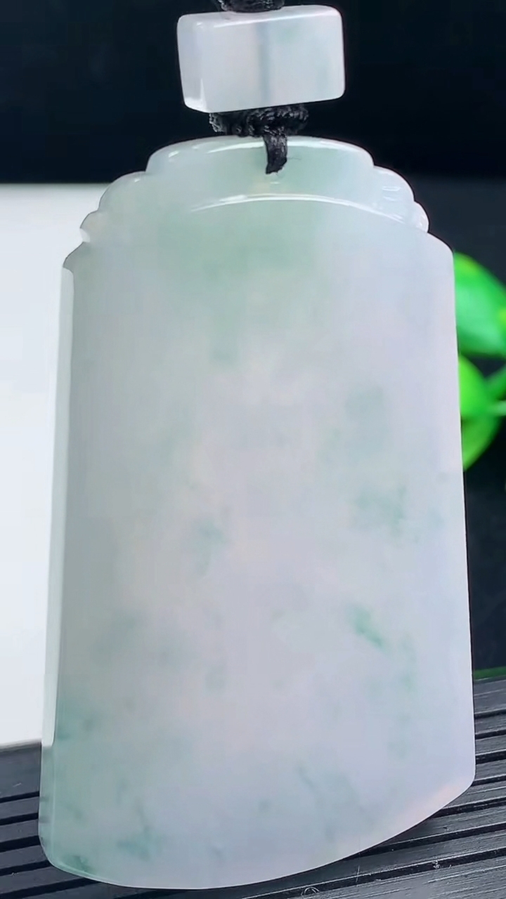 天然A货翡翠种飘花仿古无事牌吊坠尺寸58.1-35.5-5.2重量:37.09g
3月17日