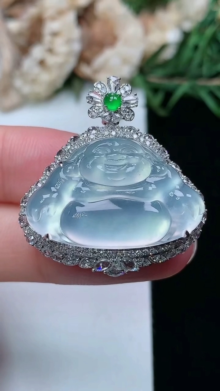 天然A货翡翠白冰佛公吊坠，尺寸30-28.4-11.3，裸石16.2-25.6，重量:8.83g
3