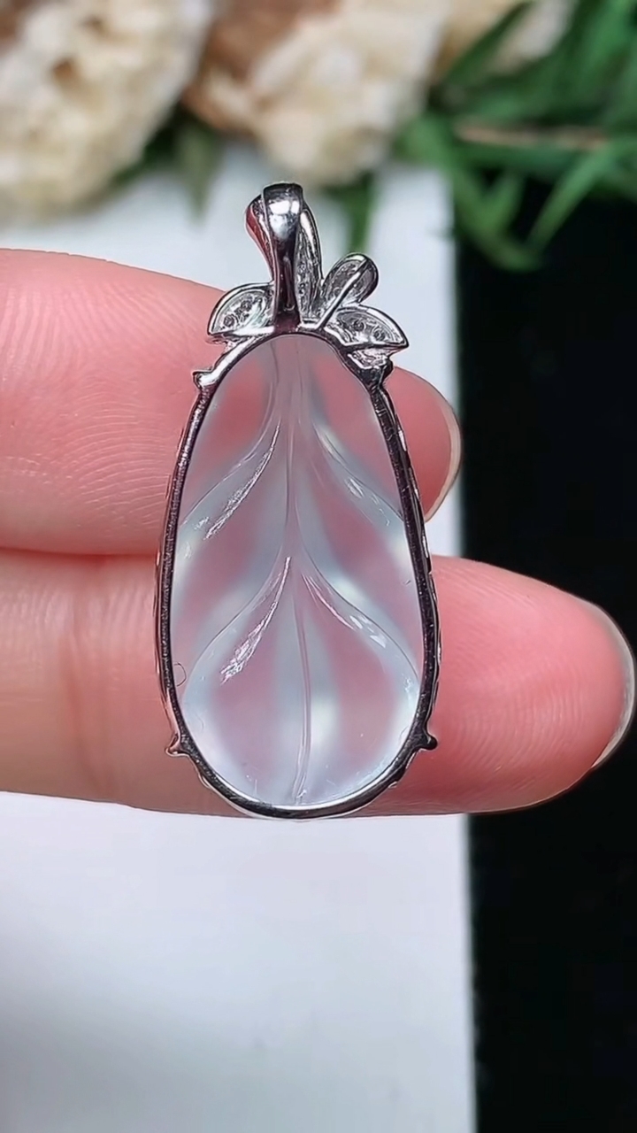 天然A货翡翠白冰金枝玉叶 叶子吊坠，尺寸21.5-12.2-6.3，重量:2.69g
3月17日