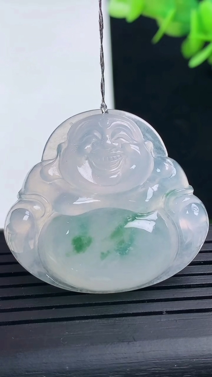 天然A货翡翠种飘花佛公吊坠尺寸32.3-36.4-5.9重量:10.84g
3月17日