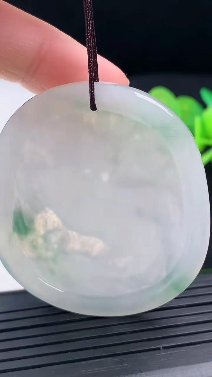 天然A货翡翠飘花生肖马吊坠尺寸51.8-45.3-5.5重量:25.26g
3月17日