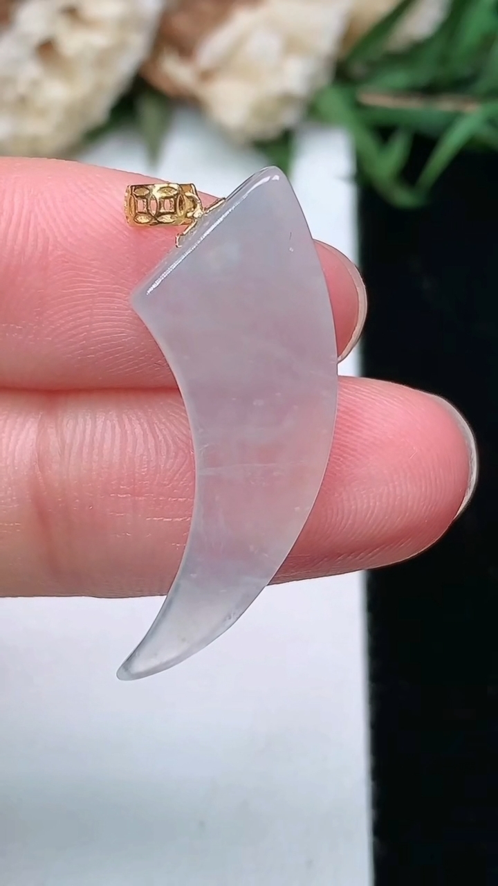 天然A货翡翠白冰狼牙吊坠，尺寸29.5-9.5-3.9，重量:2.20g
3月17日