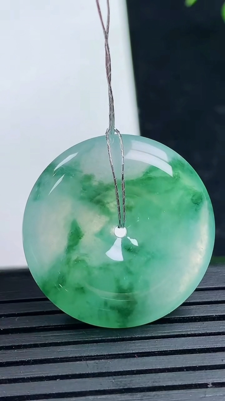 天然A货翡翠冰种飘花平安扣吊坠尺寸25.5-5.1重量:7.44g
3月17日