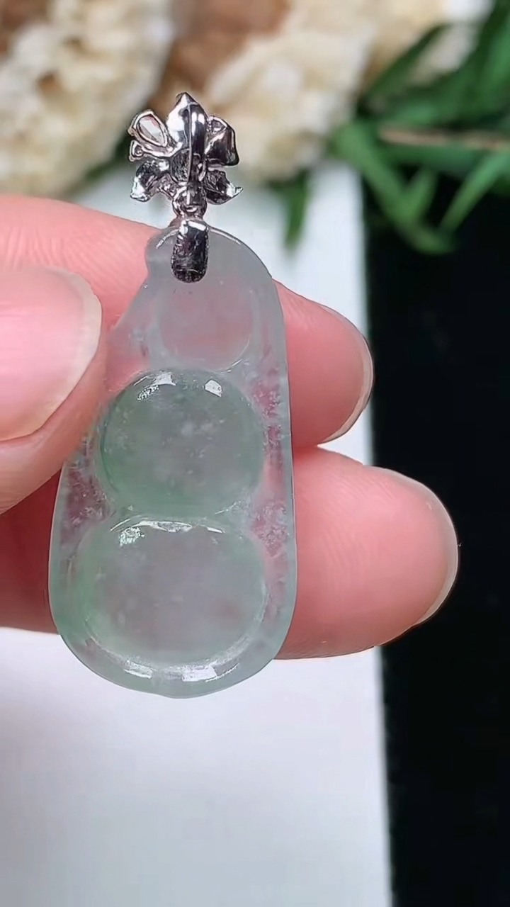 天然A货翡翠飘花福豆吊坠，尺寸24-12.9-6.6，重量:3.46g
3月17日