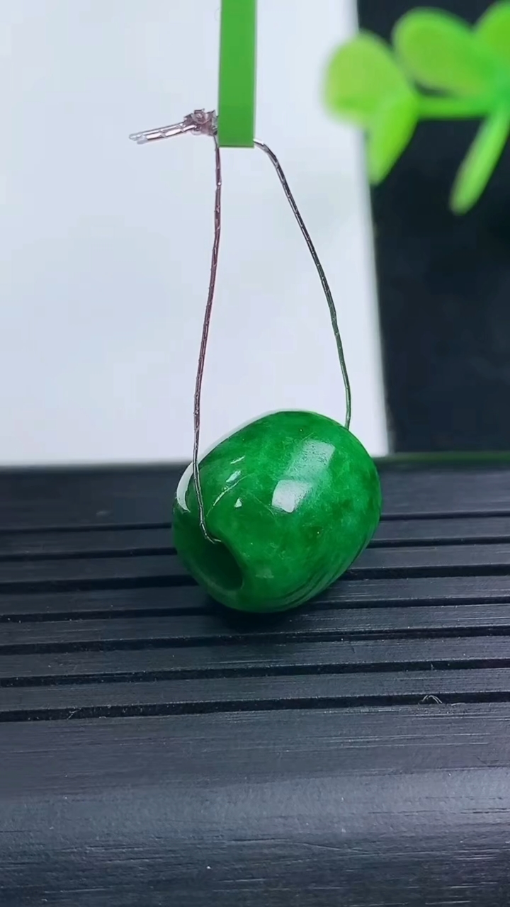 天然A货翡翠路路通吊坠尺寸11.7-11.8重量:3.37g
3月17日