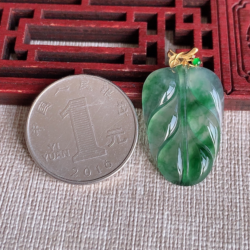 天然A货翡翠18K金镶嵌飘花叶子金枝玉叶吊坠 
尺寸30.8-27-18-3.6mm 重量3.74g 0315