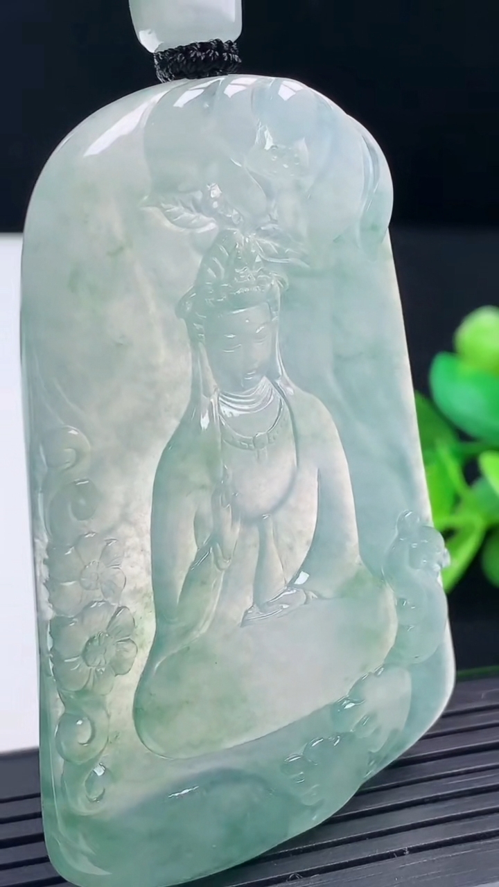 天然A货翡翠观音菩萨吊坠尺寸65.5-43.3-4.7重量:34.26g
3月17日