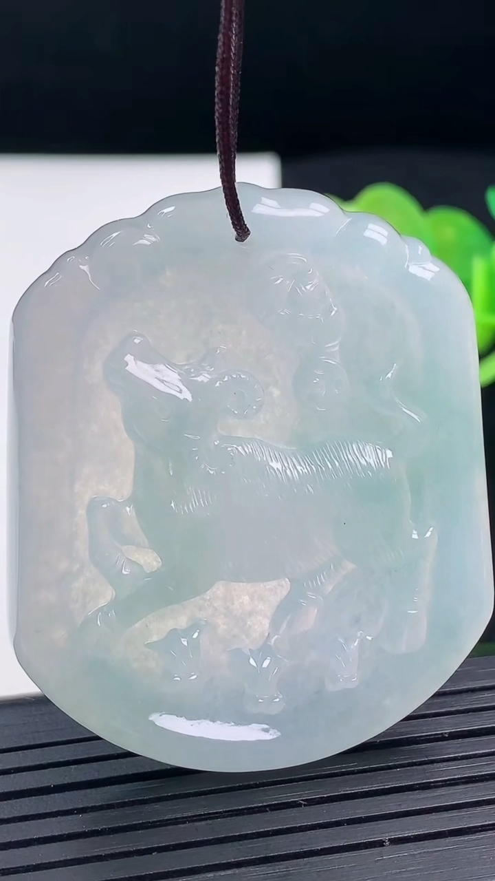 天然A货翡翠生肖牛吊坠尺寸50.1-41.9-4.8重量:24.26g
3月17日