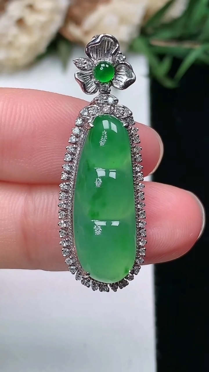 天然A货翡翠福豆吊坠，尺寸33.9-11.6-8.6，裸石21.7-7.7，重量:4.58g
3月1