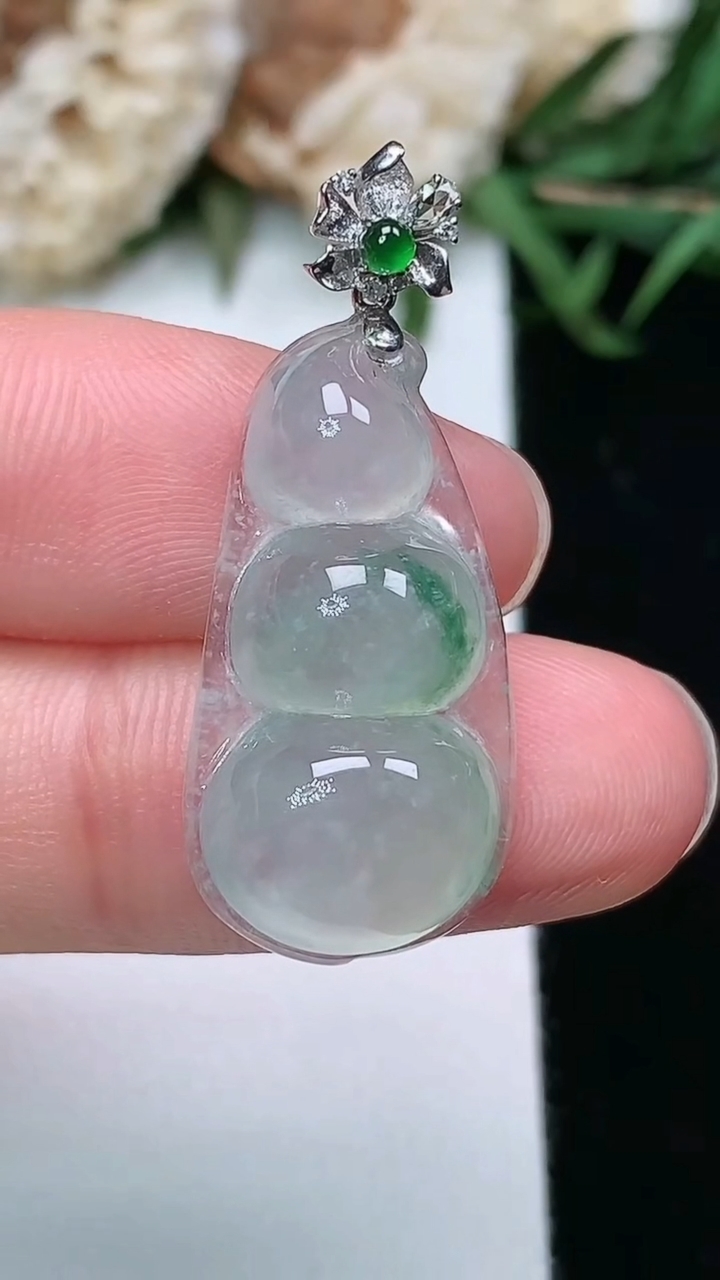 天然A货翡翠飘花福豆吊坠，尺寸24-12.9-6.6，重量:3.46g
3月17日