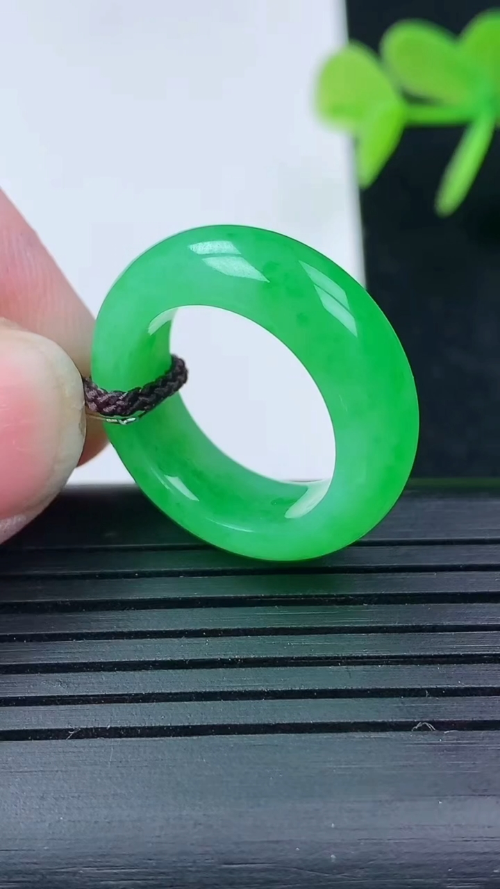 天然A货翡翠指环戒指尺寸16.2-6.6-3.7重量:5.29g2026年3月17日
工厂直销收藏佳