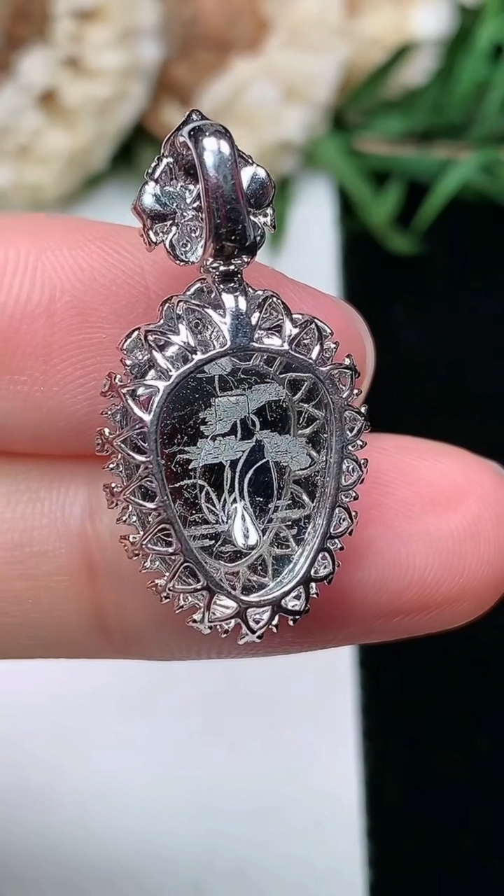 天然A货翡翠金枝玉叶 叶子吊坠，尺寸28.3-14.7-7.6，裸石15-11.7，重量:4.11g
3月17日